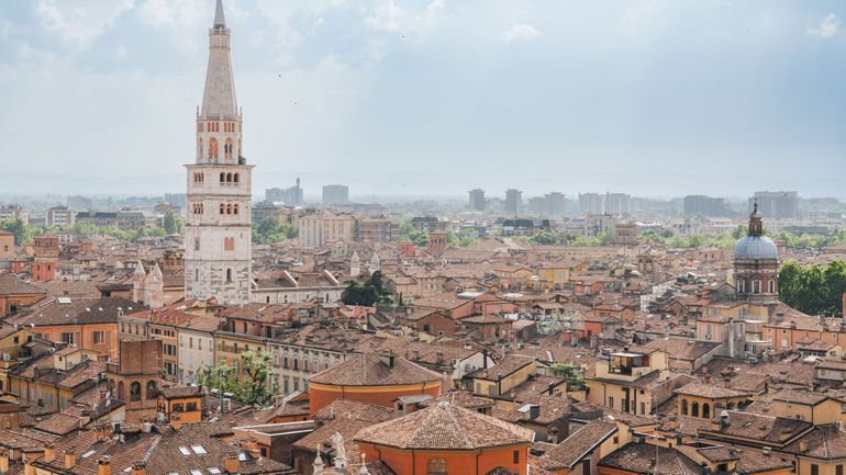 Une voiture renverse des piétons à Modène, en Italie, faisant sept blessés