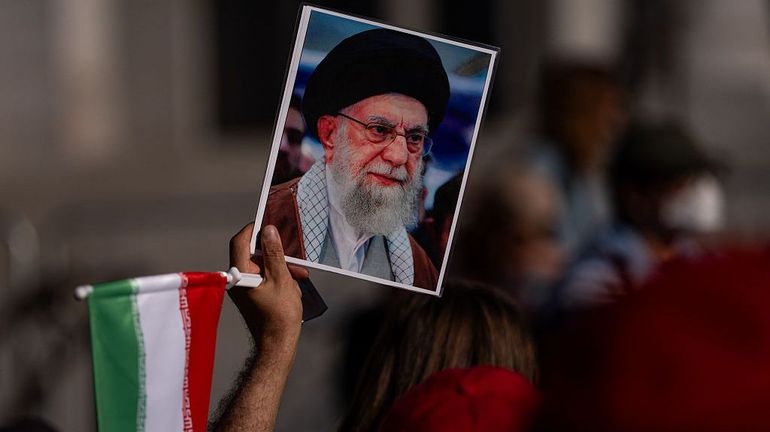 La revue de presse : l'ayatollah Ali Khamenei et le droit international ont-ils été tués en même temps ?