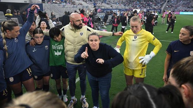 Laura Harvey, coach de football britannique demande des conseils tactiques Chat GPT... et ça fonctionne