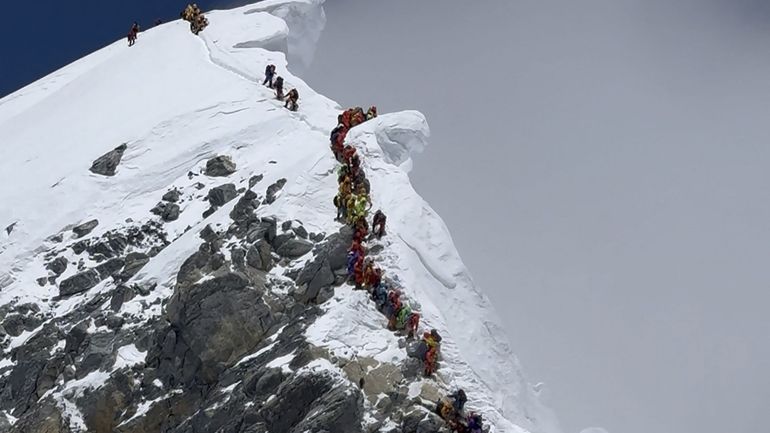 Everest : un grimpeur népalais porté disparu retrouvé vivant six jours après