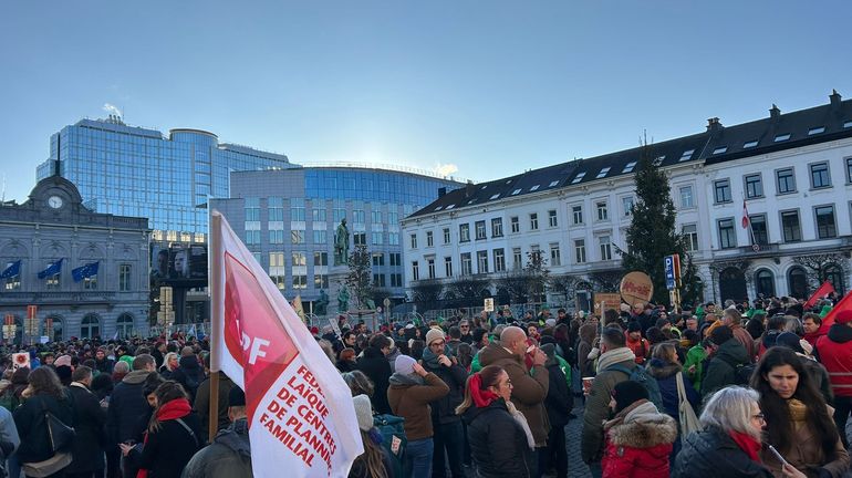« Ne votez pas ce texte ! » Place du Luxembourg, la colère contre un "budget d’austérité" « Ne votez pas ce texte ! » Place du Luxembourg, la colère contre un "budget d’austérité"