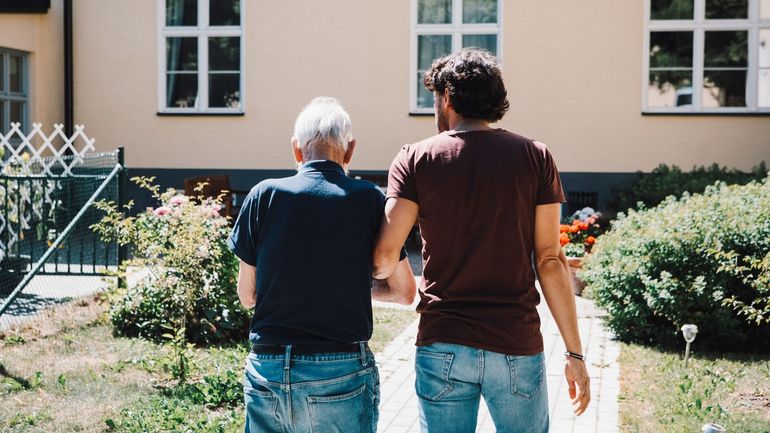 La double vie de travailleur et d’aidant proche : comment sortir du silence et vivre ce cumul le mieux possible ?