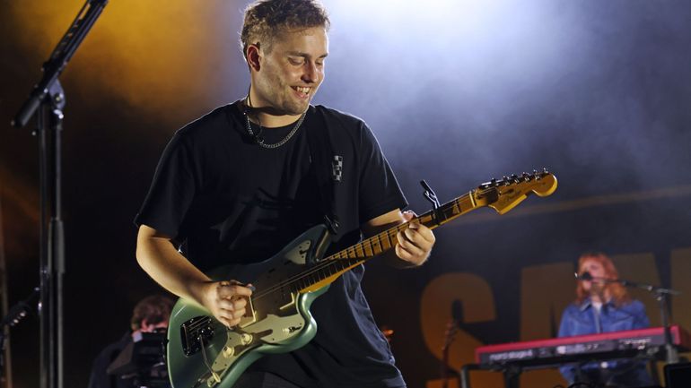 Sam Fender dévoile l'édition deluxe de "People Watching" avec de nouveaux titres inédits Sam Fender dévoile l'édition deluxe de "People Watching" avec de nouveaux titres inédits