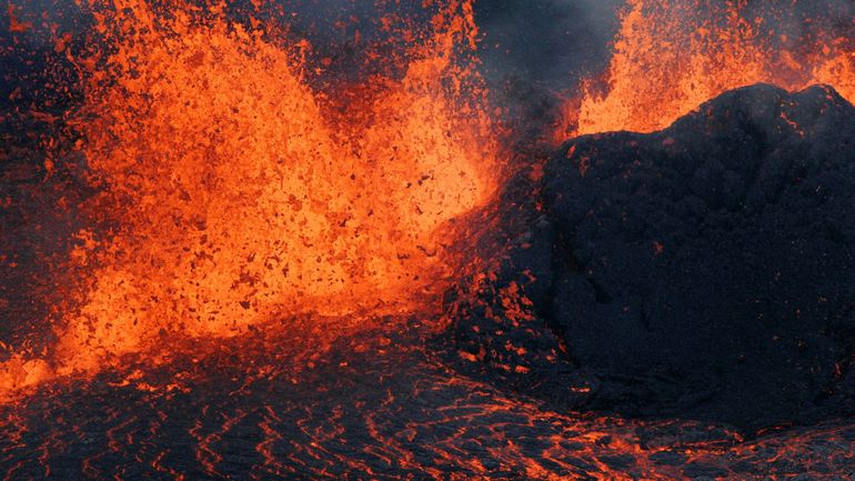 Le volcan réunionnais du Piton de la Fournaise entre en éruption