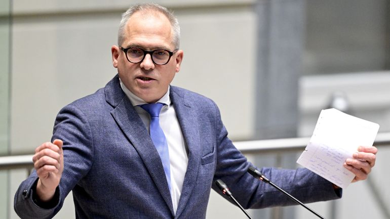 1,5 milliard d'économies et gel des salaires des députés : le Parlement flamand a approuvé le budget après deux jours de débat 1,5 milliard d'économies et gel des salaires des députés : le Parlement flamand a approuvé le budget après deux jours de débat