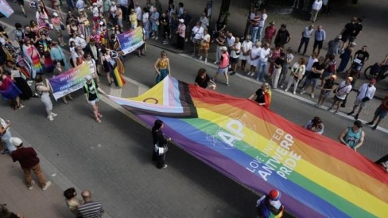La Pride d'Anvers, sous haute sécurité après l'attentat de Berlin, bat un nouveau record d'affluence