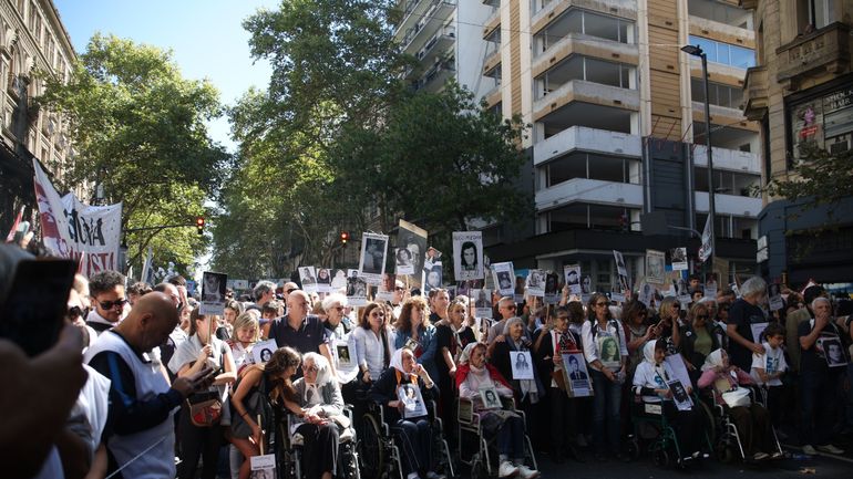 Argentine : des dizaines de milliers de manifestants marquent les 50 ans du coup d'Etat