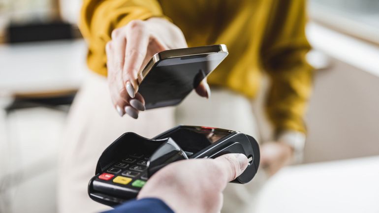 Smartphone, montre connectée, QR code : les paiements mobiles ont de plus en plus de succès en Belgique