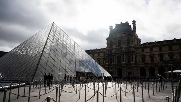 Entre 300 et 400 ouvrages touchés par une fuite d'eau au Louvre Entre 300 et 400 ouvrages touchés par une fuite d'eau au Louvre