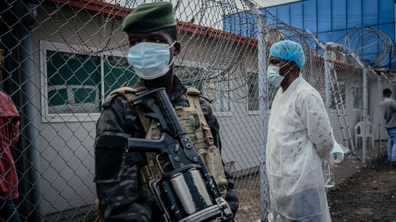 Ebola : l'OMS annonce un risque épidémique "élevé" aux niveaux national et régional, mais "faible" au niveau mondial
