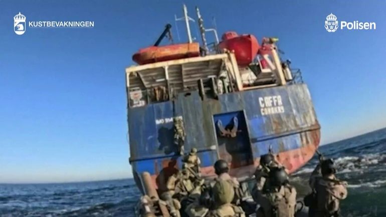 Un bateau présumé de la flotte fantôme russe arraisonné en Suède (vidéo)