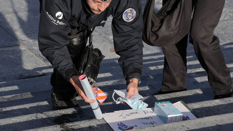 Manifestation à Bruxelles : la police a illégalement confisqué du sérum physiologique, des pancartes et des masques chirurgicaux