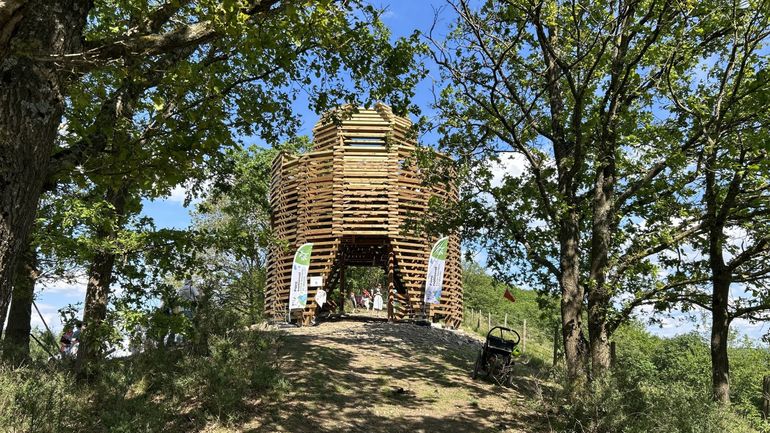 Des techniques de construction de Haute Montagne pour la Tour de la Frontière du Parc National de l’Entre-Sambre-et-Meuse