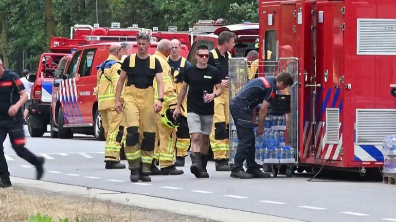 Incendie aux Pays-Bas : les démineurs sollicités face à d'éventuels obus de la Seconde Guerre mondiale, des pompiers belges viennent en renfort