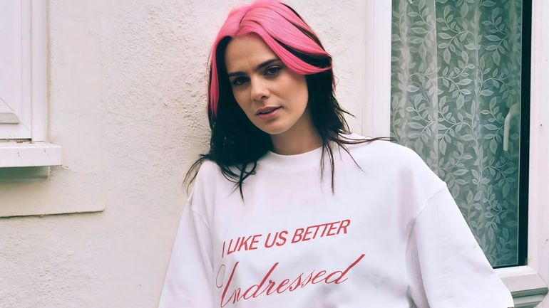 “Better Undressed” : le nouveau titre où girli se dévoile sans détour