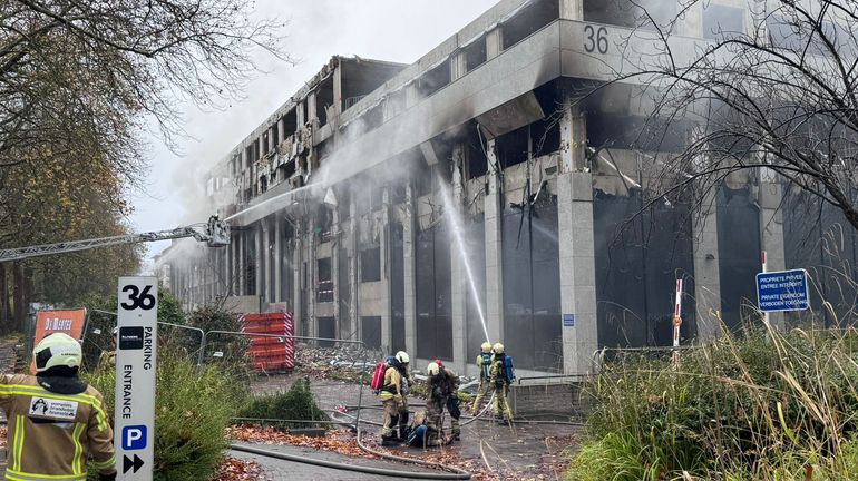 Incendie dans un immeuble de bureaux vide à Auderghem