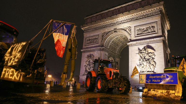 Colère agricole en France : un cortège de tracteurs "se balade" dans la capitale et atteint les principaux monuments parisiens