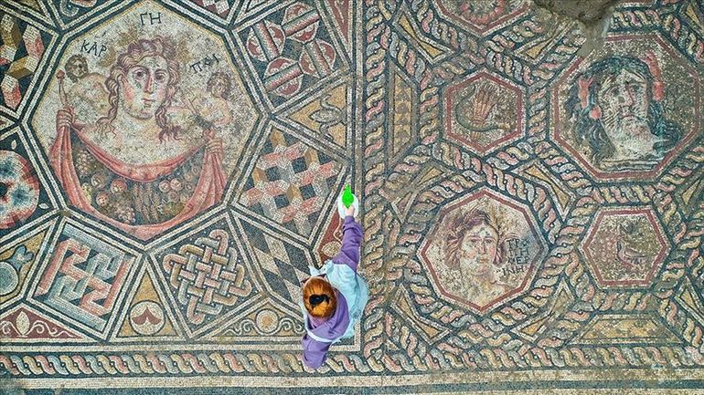 En Turquie, cette superbe mosaïque romaine sort petit à petit de terre En Turquie, cette superbe mosaïque romaine sort petit à petit de terre