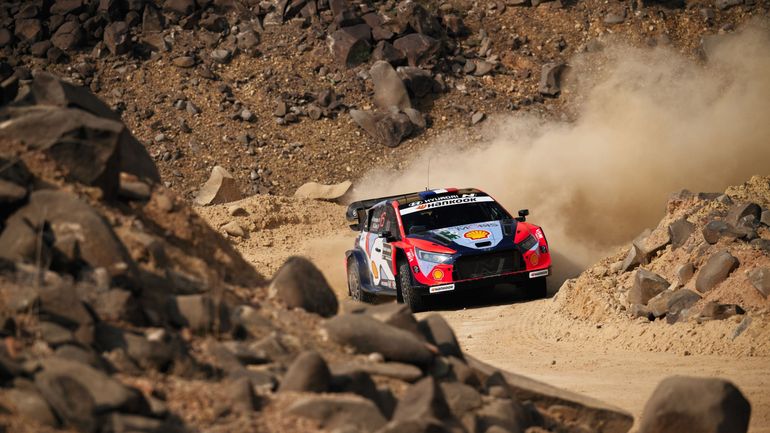 Direct commenté : Sesks étonne en tête du rallye d'Arabie saoudite, Ogier en gestion, les Hyundai dans le coup