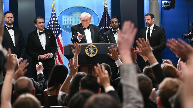 Tirs au gala des correspondants de la Maison blanche : "Un président fragilisé voit ici une occasion tombée du ciel pour rebondir"