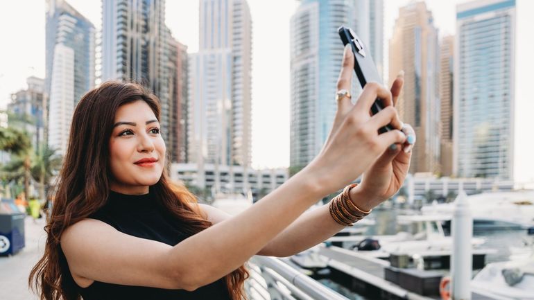 Fiscalité avantageuse, visas, réseautage... pourquoi y a-t-il autant d'influenceurs à Dubaï ?