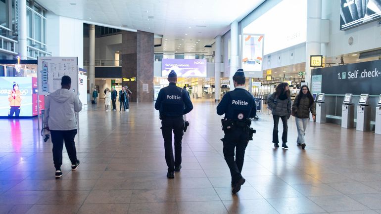 La revue de presse : Didier Reynders inculpé, Zaventem survolé, double mystère à la Une