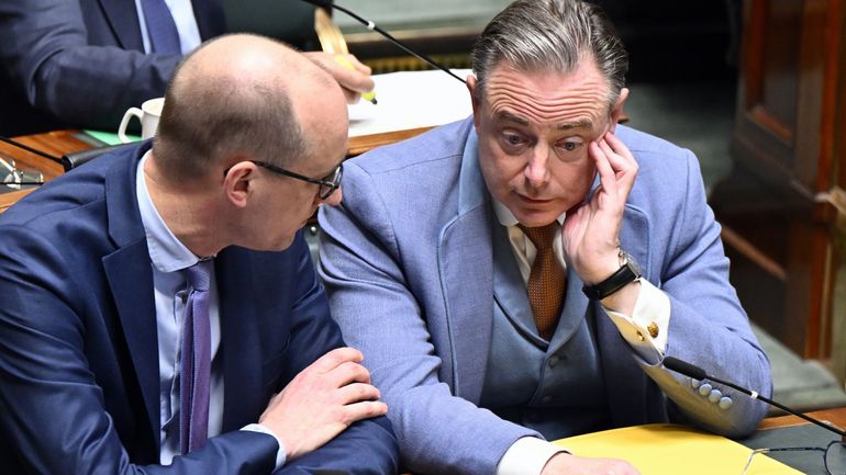 Budget fédéral : le gouvernement au pied du mur pour éviter la "catastrophe" de l'effet boule de neige