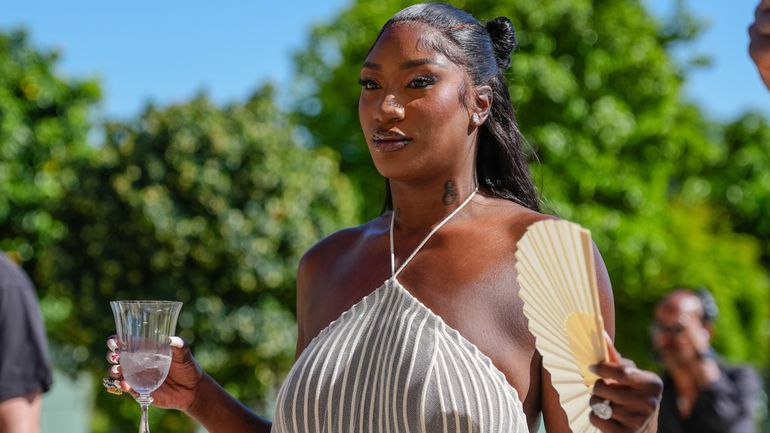 Aya Nakamura au Stade de France : obligés d’acheter son album, ses fans font face à une stratégie courante