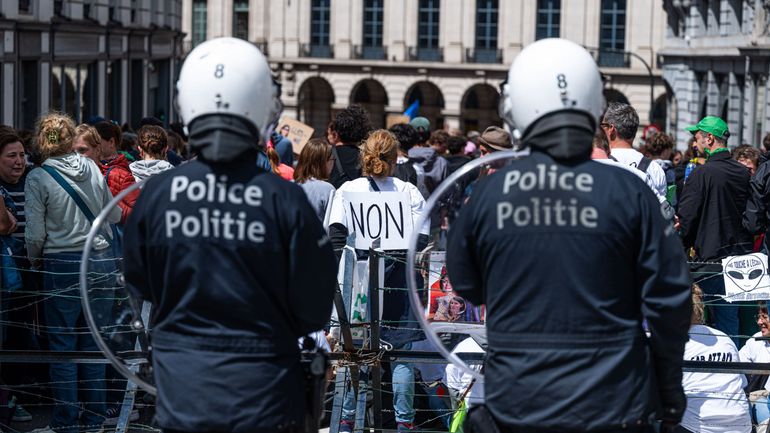 La revue de presse : "La police a-t-elle tous les droits" ? 