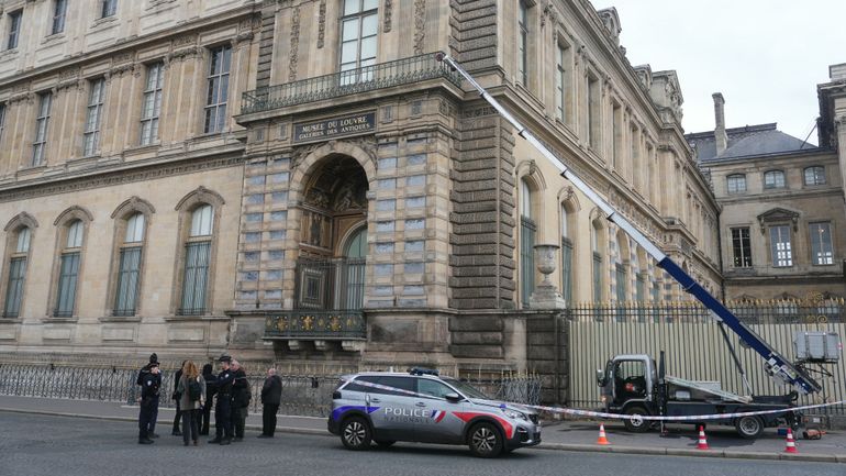 Cambriolage du Louvre : deux suspects ont été interpellés et mis en garde à vue Cambriolage du Louvre : deux suspects ont été interpellés et mis en garde à vue
