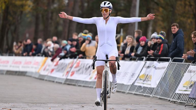 Tim Merlier remporte la course de cyclo-cross de charité "Boonen and friends" Tim Merlier remporte la course de cyclo-cross de charité "Boonen and friends"