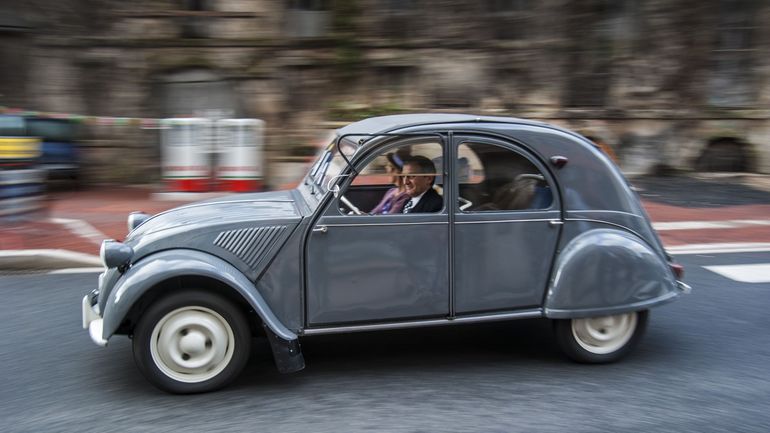 La 2CV est de retour en version électrique : un aveu de dépendance pour l'Europe ?