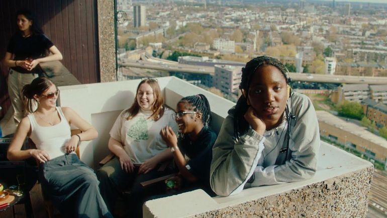 Qui est dexter in the newsagent, l’artiste qui transforme le deuil en battement R&B ?