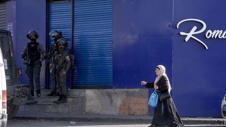 Cisjordanie occupée : l'armée israélienne mène un raid dans le camp de réfugiés palestiniens de Qalandiya, proche de Jérusalem