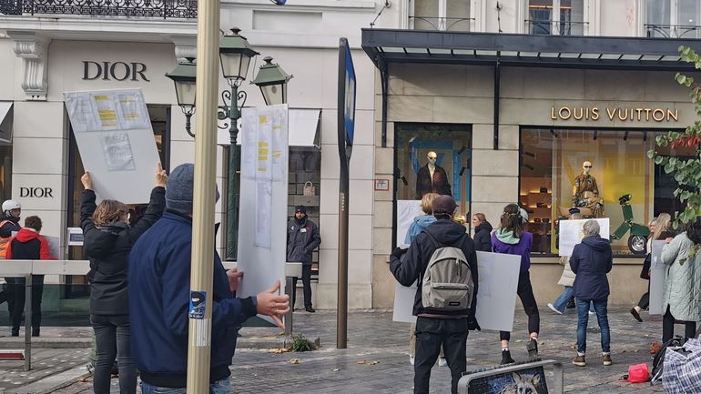 Manifestation anti-fourrure devant les boutiques Louis Vuitton et Dior à Bruxelles