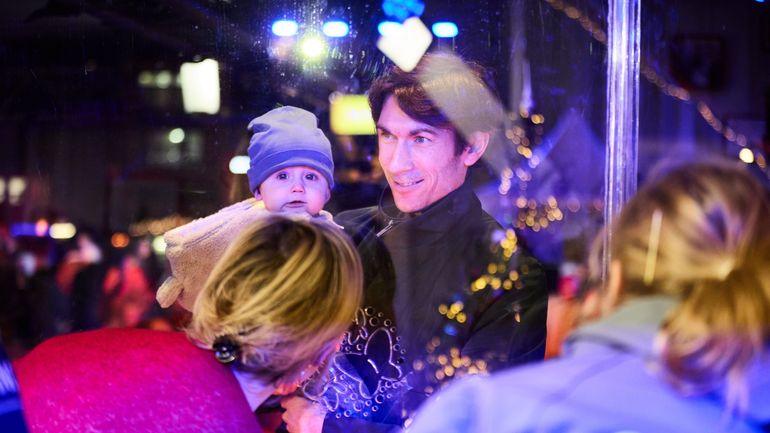 Thibault Roland, accompagné de sa famille, rend une visite surprise à Fanny Jandrain à l’extérieur du cube de Viva for Life