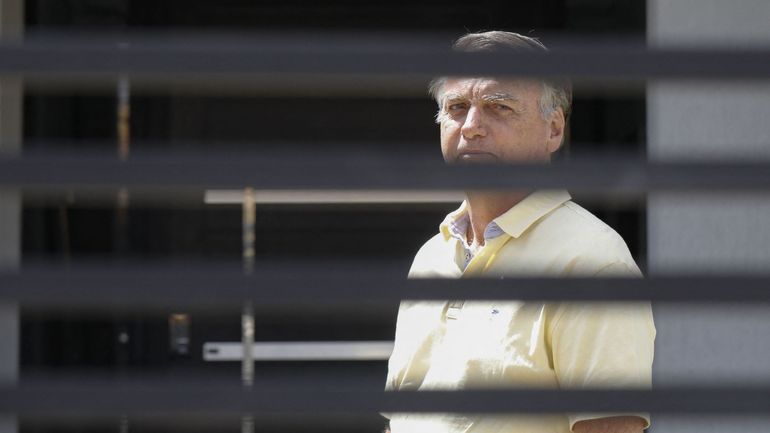 Brésil : l'ex-président Jair Bolsonaro admis en soins intensifs pour une bronchopneumonie après un malaise en prison