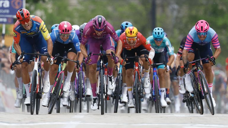Direct commenté, Giro 2026, 15e étape : les sprinteurs devraient (enfin) être à la fête dans les rues de Milan, les temps gelées à 16 kilomètres