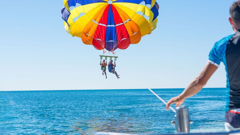 France : deux Belges grièvement blessés lors d'un accident de parachute ascensionnel à Saint-Cyr-sur-Mer (Var)
