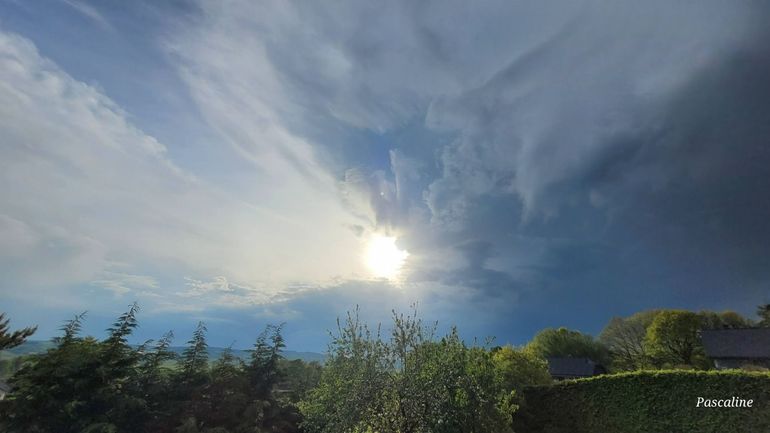 Le ciel se charge, des orages arrivent : le numéro 1722 est activé
