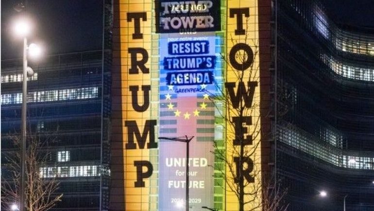 Le bâtiment du Berlaymont transformé en Trump Tower : Greenpeace dénonce "l'attitude complaisante de l'UE vis-à-vis de Trump"