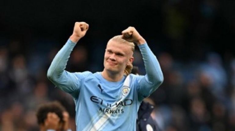 Manchester City s’impose avec Doku et un doublé d’Haaland, Trossard unique buteur pour Arsenal