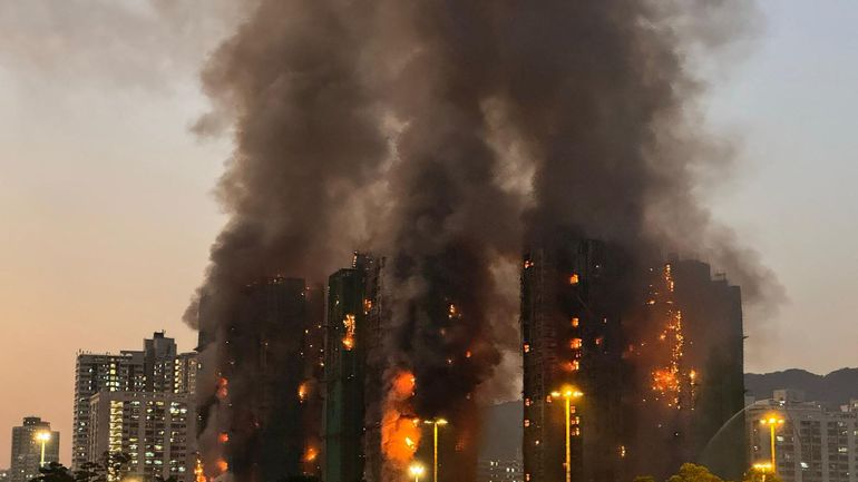 Chine : au moins 13 morts dans un spectaculaire incendie touchant plusieurs buildings de Hong Kong