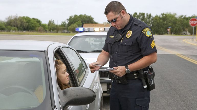 Cinq personnes recherchées, dont deux qui purgeaient une peine de prison, retrouvées lors d'un contrôle majeur à Fourons-Eijsden