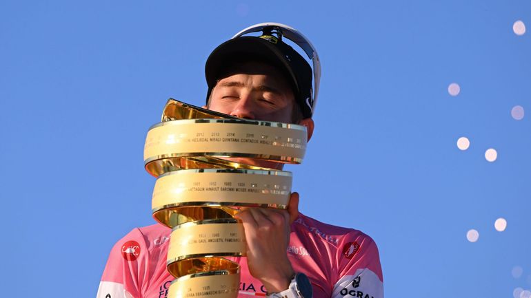 Jonas Vingegaard rejoint le club des vainqueurs des 3 Grands Tours… avant Tadej Pogacar