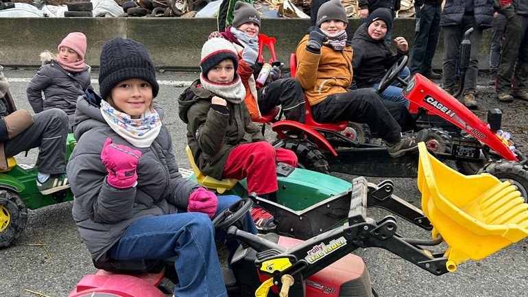 Des patates sur la Grand-Place de Bruxelles, des mini tracteurs pour dénoncer le Mercosur, les agriculteurs belges ne baissent pas les bras