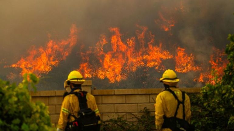 Etats-Unis : un incendie menace des milliers d'habitations au nord-ouest de Los Angeles