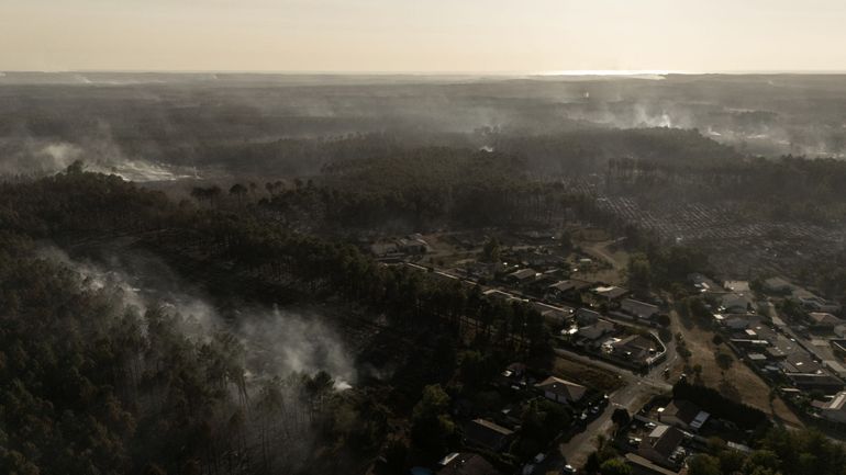Sur le front des incendies : reprises de feu "contenues" en Gironde, Macron sur le terrain, le Portugal également touché (revoir notre direct)