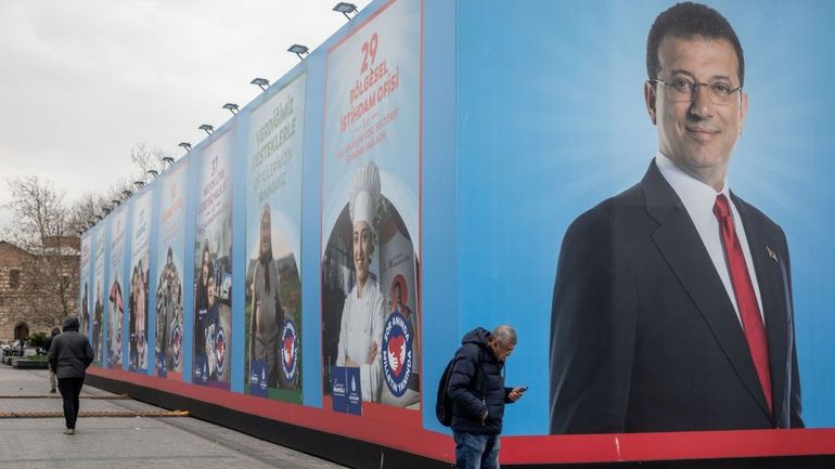 Turquie : le maire d'opposition d'Istanbul, poursuivi officiellement pour 142 infractions, risque plus de 2300 ans de prison