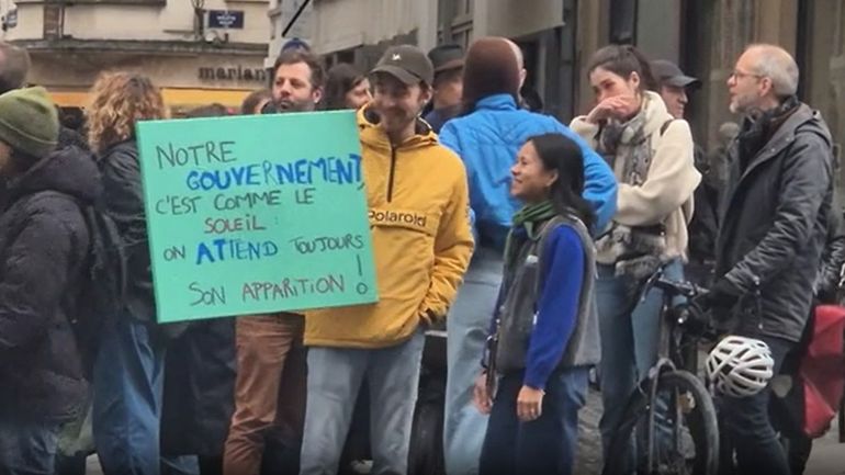 Nouvelle manifestation devant le parlement bruxellois pour dénoncer l'absence de gouvernement